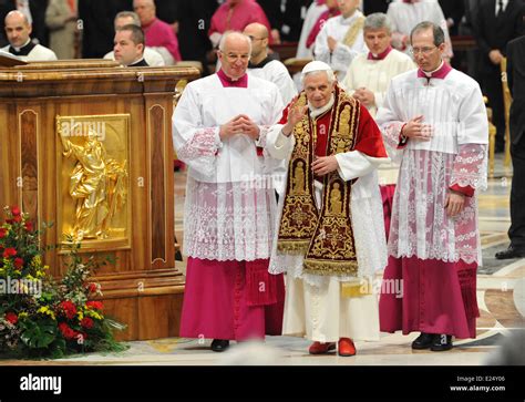 TUTTE LE MENZOGNE SU BENEDETTO XVI: ANELLI D'ORO 